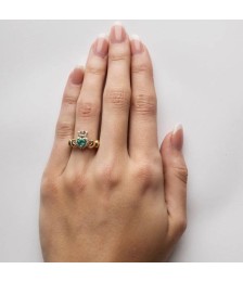 Bague Claddagh coeur émeraude avec diamants - À portée de main