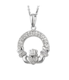 Pendentif Claddagh en or blanc avec diamants