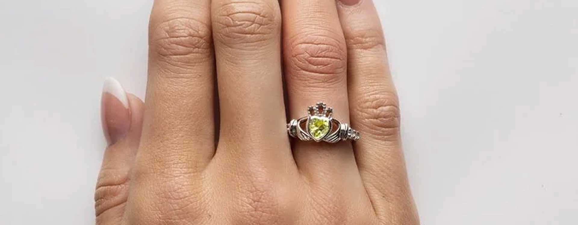 Point fort du produit : bague Claddagh avec pierre de naissance d'août