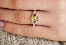 Point fort du produit : bague Claddagh avec pierre de naissance d'août